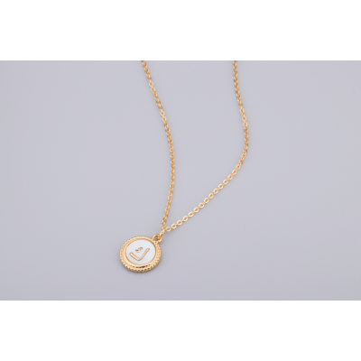 Golden pendant with insertion of a pearly shell medallion decorated with the letter “Kâf” ك
